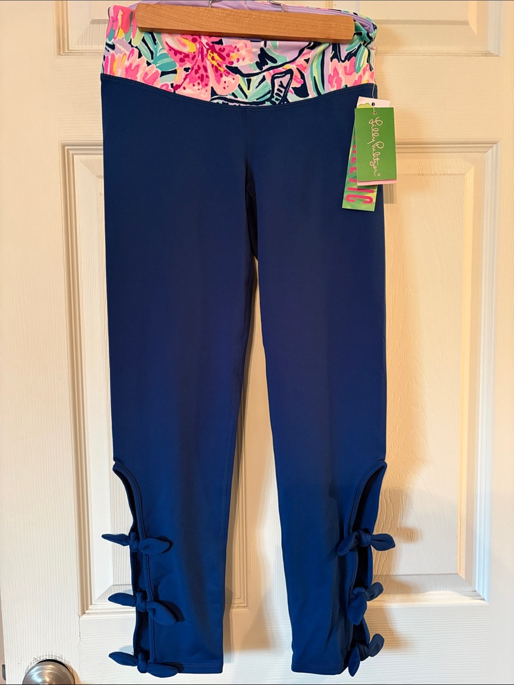 Lilly Pulitzer Luxitec NWT Navy & Floral Capri Leggings sz S MSRP $98